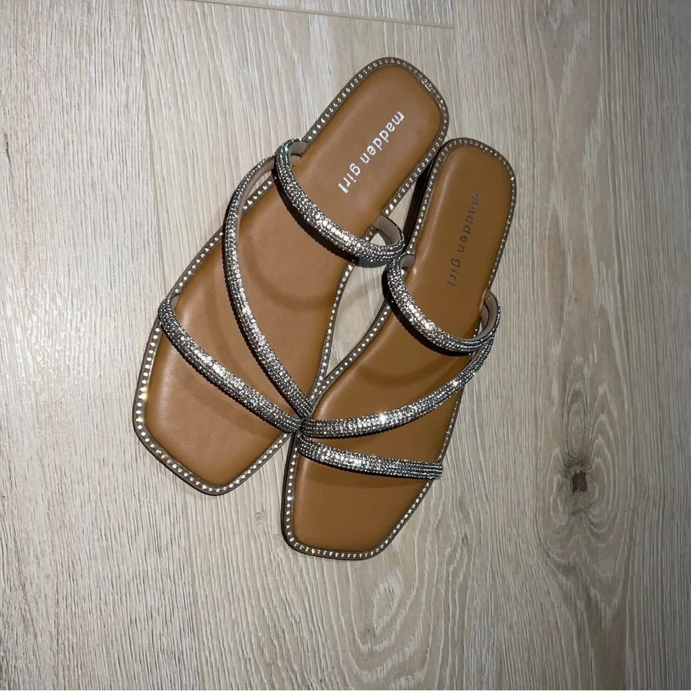 NEW Bedazzled sparkly flip flop sandals Madden Girl  8 new